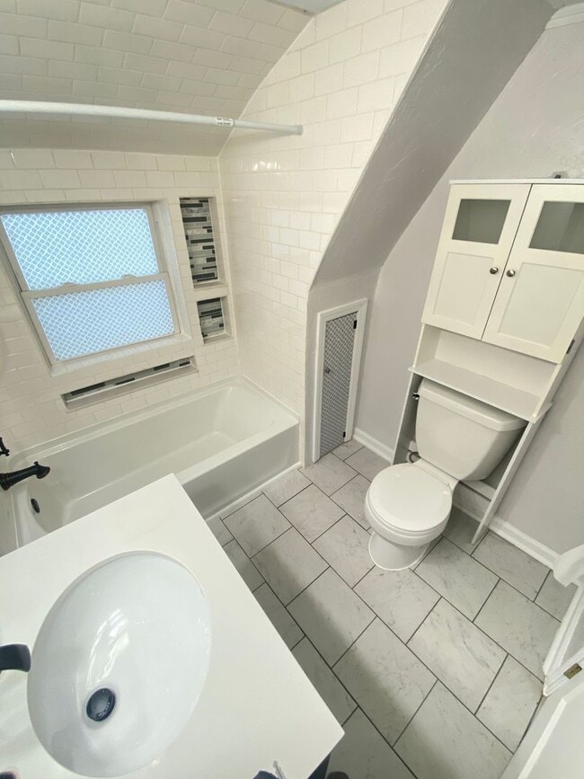 Building Photo - Charming 2 Bedroom, 1 Bath Home in West York Schools!!