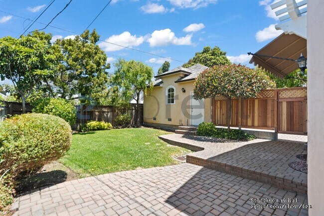 Building Photo - 1320 Drake Ave