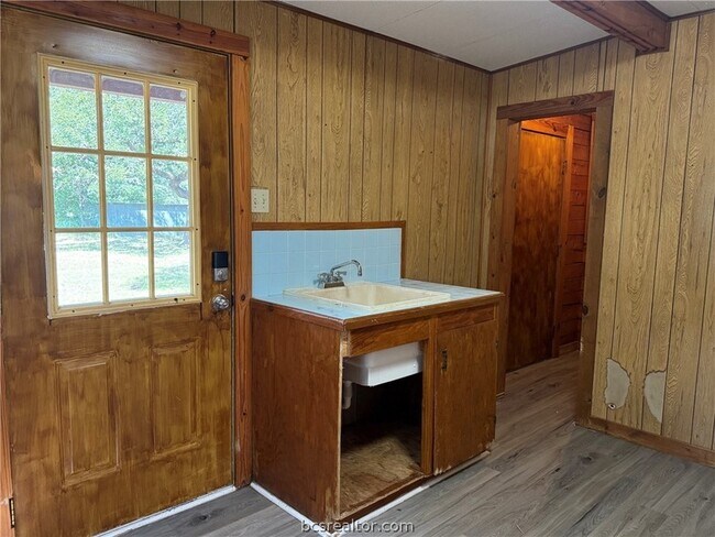 Building Photo - 9581 Valley View Dr