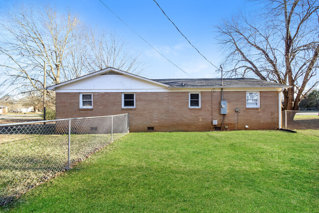Building Photo - 649 Woodmont Cir