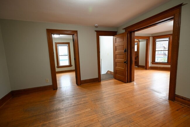 Building Photo - 405-407 W Main St - Duplex