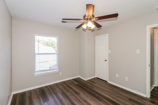 Building Photo - 9510 Wakefield Village Dr