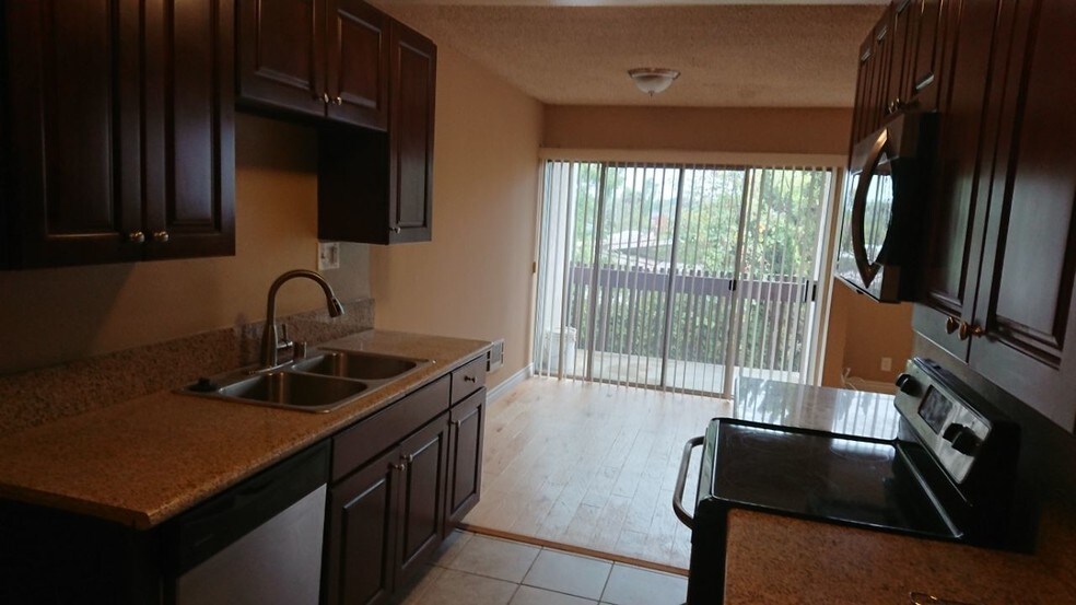 Building Photo - 5950 Canterbury Dr