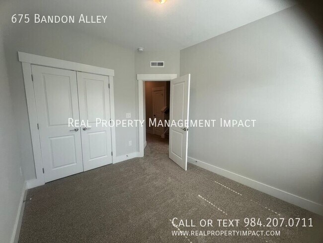 Building Photo - 675 Bandon Aly