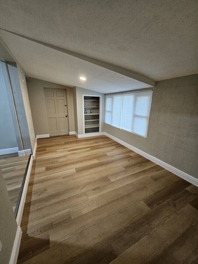 Building Photo - FOR RENT!!! SIMPLY STUNNING  3 BEDROOM 2 B...