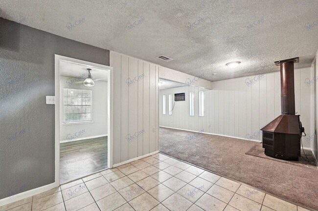 Building Photo - 425 Highcrest Dr
