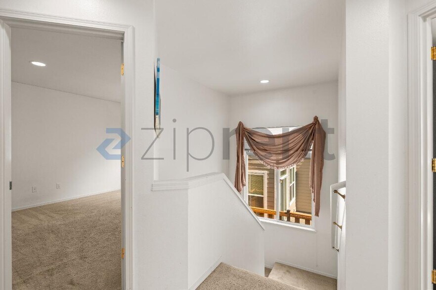 Building Photo - Unit