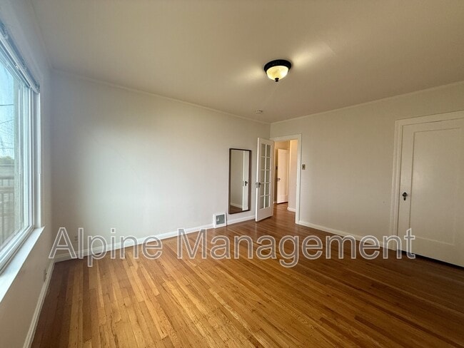 Building Photo - 658 Rockdale Dr