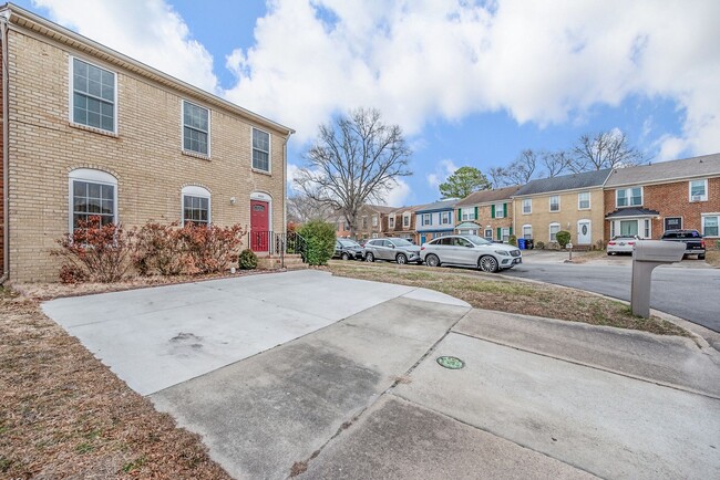 Building Photo - 3 bedroom 2 1/2 bath townhouse in Virginia...