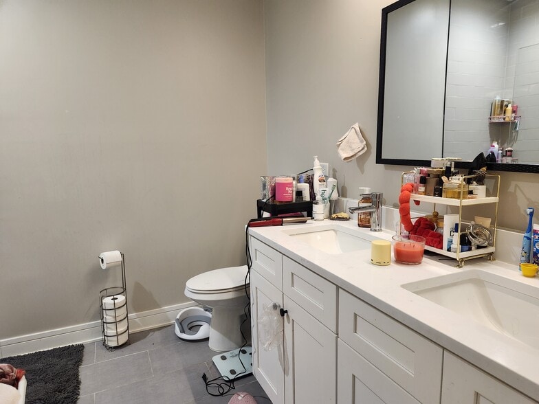 Building Photo - 4051 S Prairie Ave