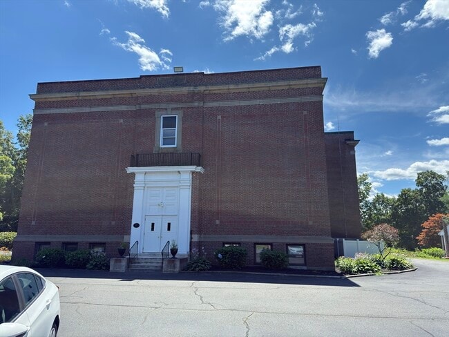 Building Photo - 280 Village St