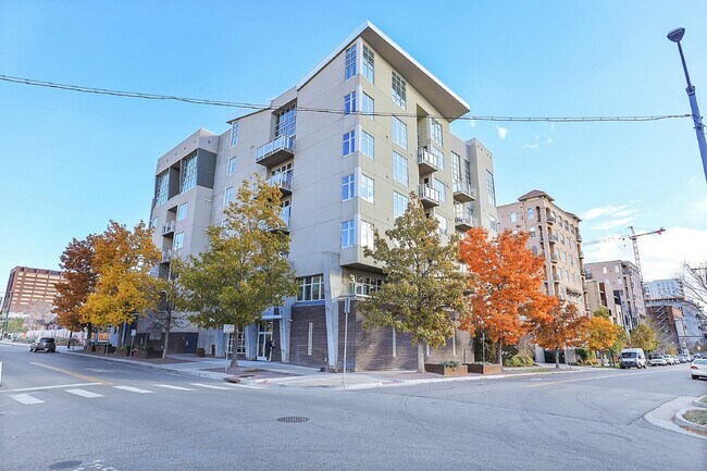 Building Photo - $2,350 - Urban 2 bed 2 bath Condo in Golde...