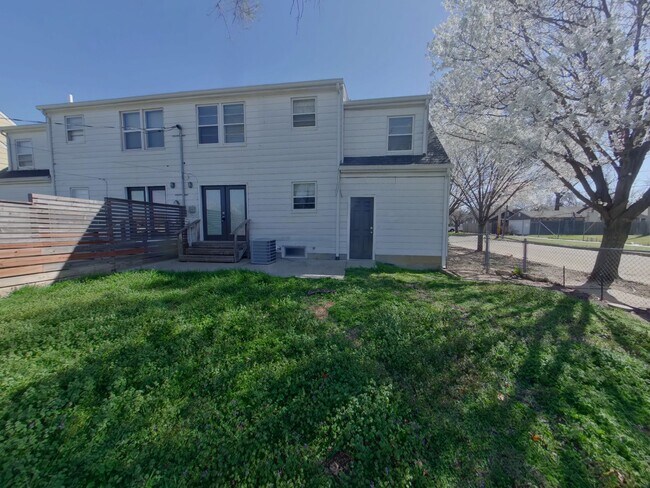 Building Photo - 401 N Harding Ave