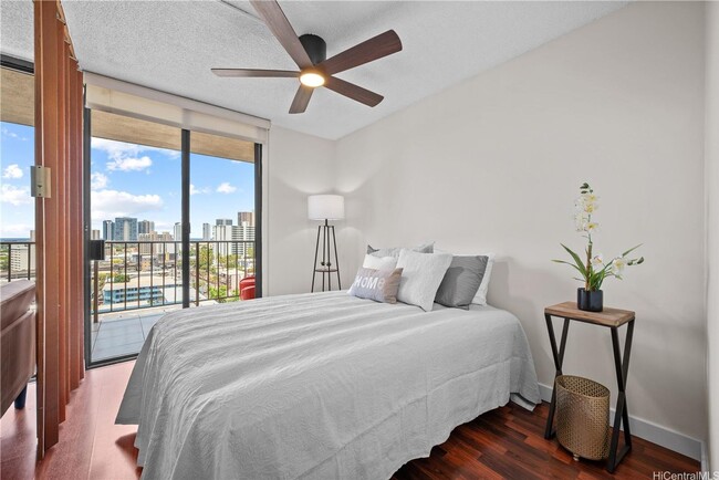 Building Photo - Spacious Studio in Makiki Plaza Available now!