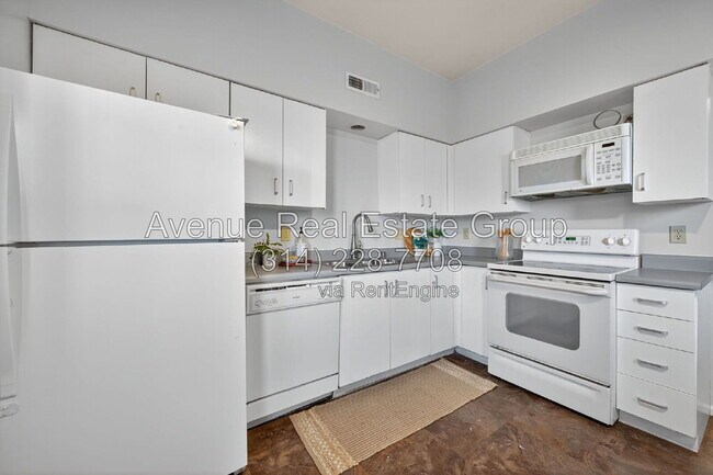 Building Photo - 5559 Pershing Ave
