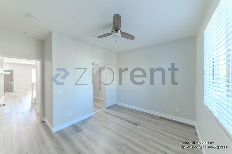 Building Photo - Unit