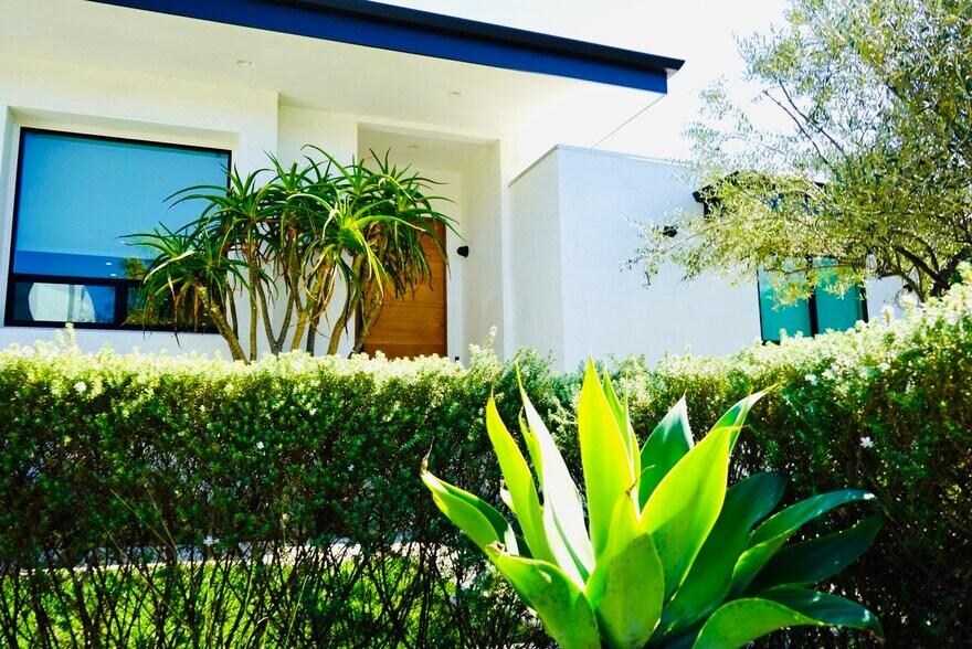 Building Photo - 738 N Sierra Bonita Ave