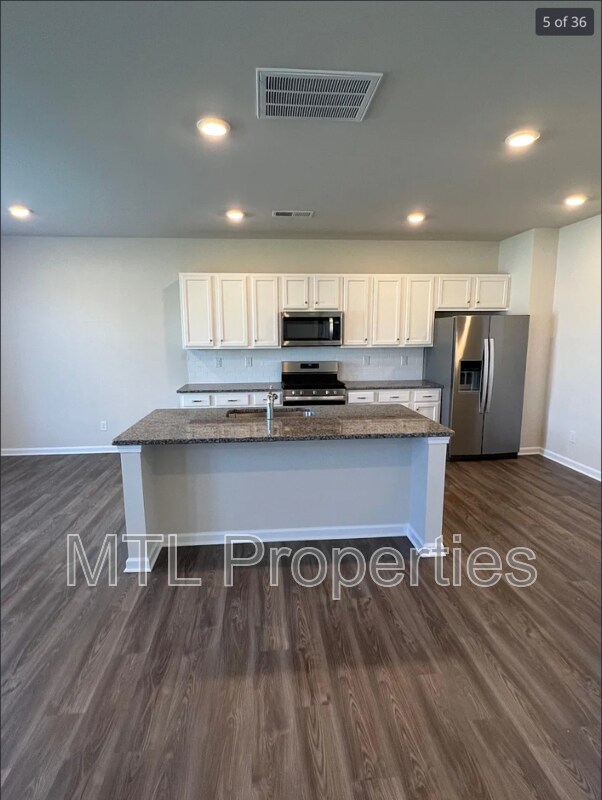 Building Photo - 2011 Weddington Pointe Dr
