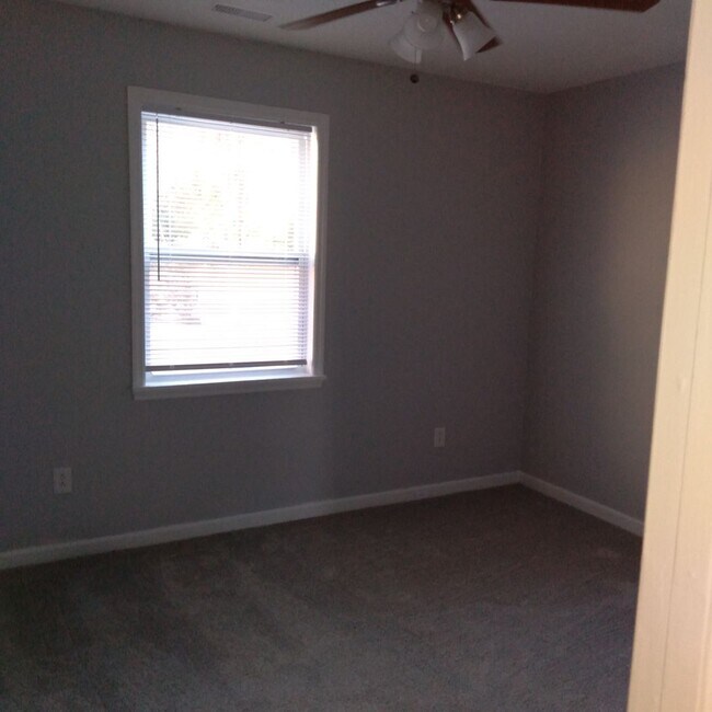 Building Photo - 2 Bedroom, 1 Bath Downstairs Apartment