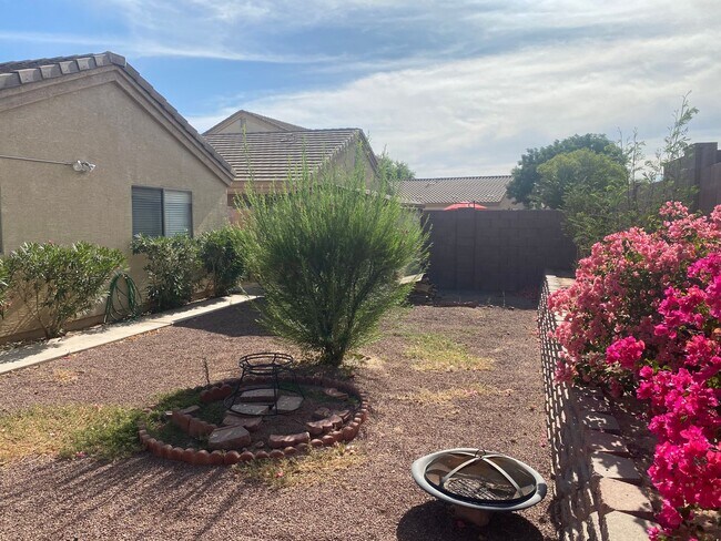 Building Photo - 3 bed 2 bath