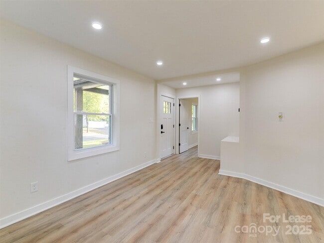 Building Photo - 2721 Mayflower Rd