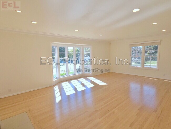 Building Photo - 10749 Wellworth Ave