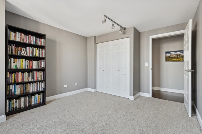 Building Photo - 345 N La Salle Dr