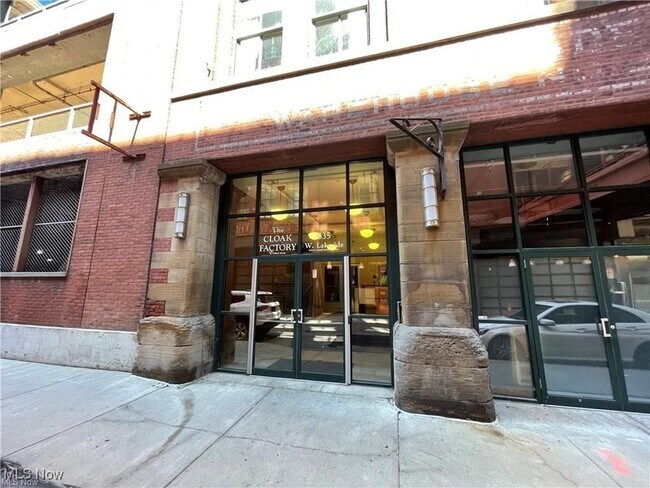 Building Photo - 635 W Lakeside Ave