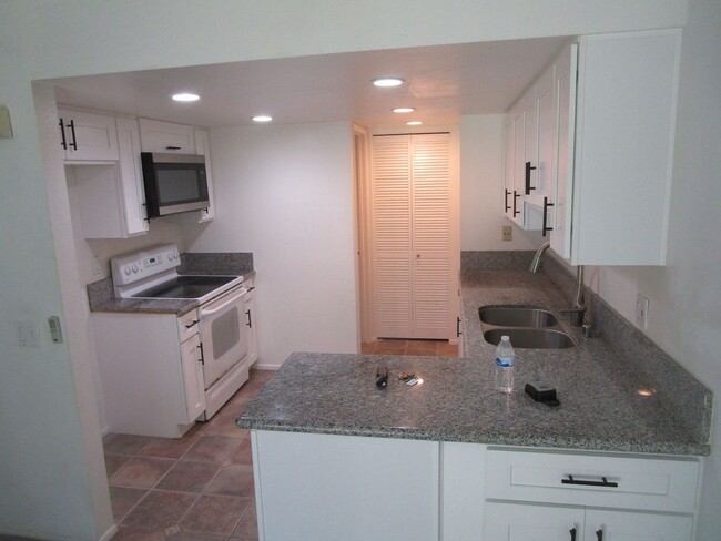 Building Photo - Beautiful 2 Bed / 2.5 Bath Condo in Fullerton