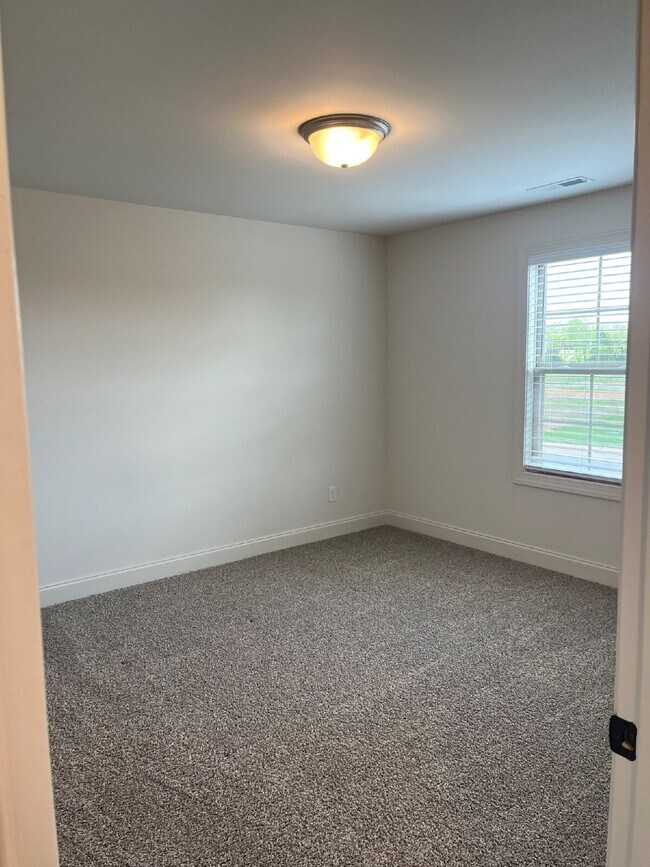 Building Photo - "Spacious 4-Bedroom Retreat with 3.5 Baths in Charming Mt. Juliet!"