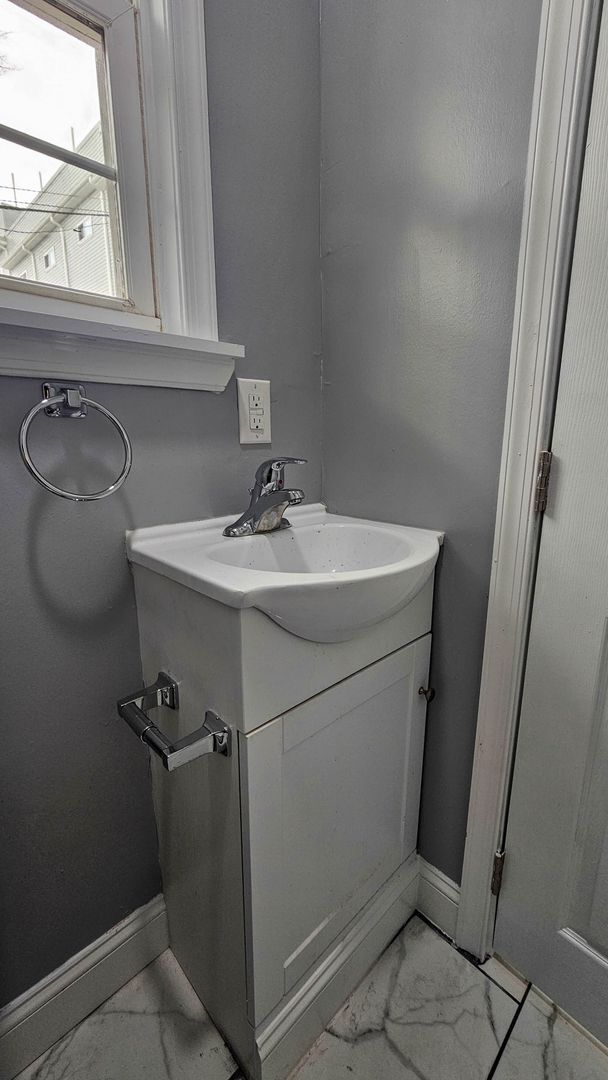 Building Photo - Must See!