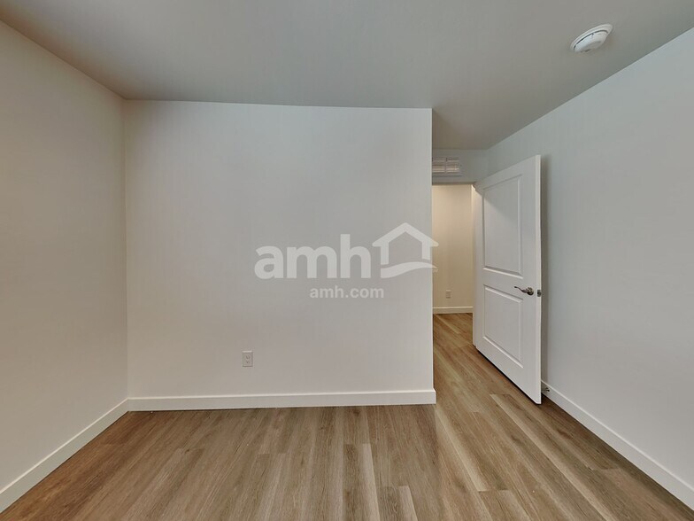 Building Photo - 6191 W Calle Lingo