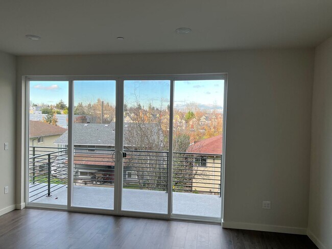 Building Photo - Immaculate 3 Bed 2 Bath Seattle Townhome @ An Incredible Location!