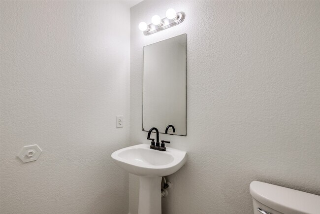 Building Photo - 5750 Roehampton Ct