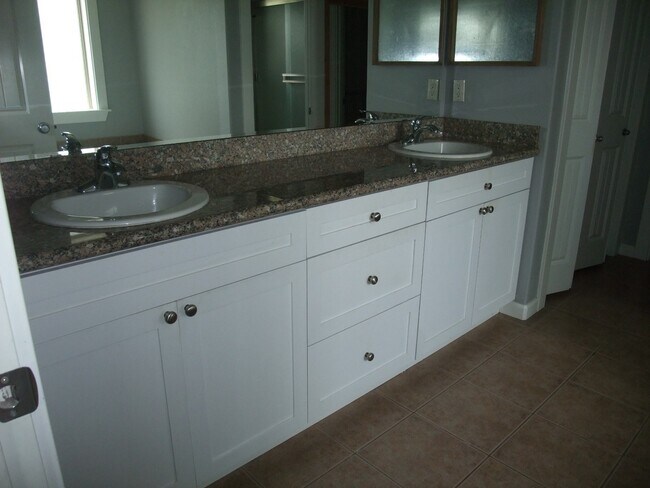 Building Photo - Spacious 5 bedroom 3 bath home near a park in SE Albany