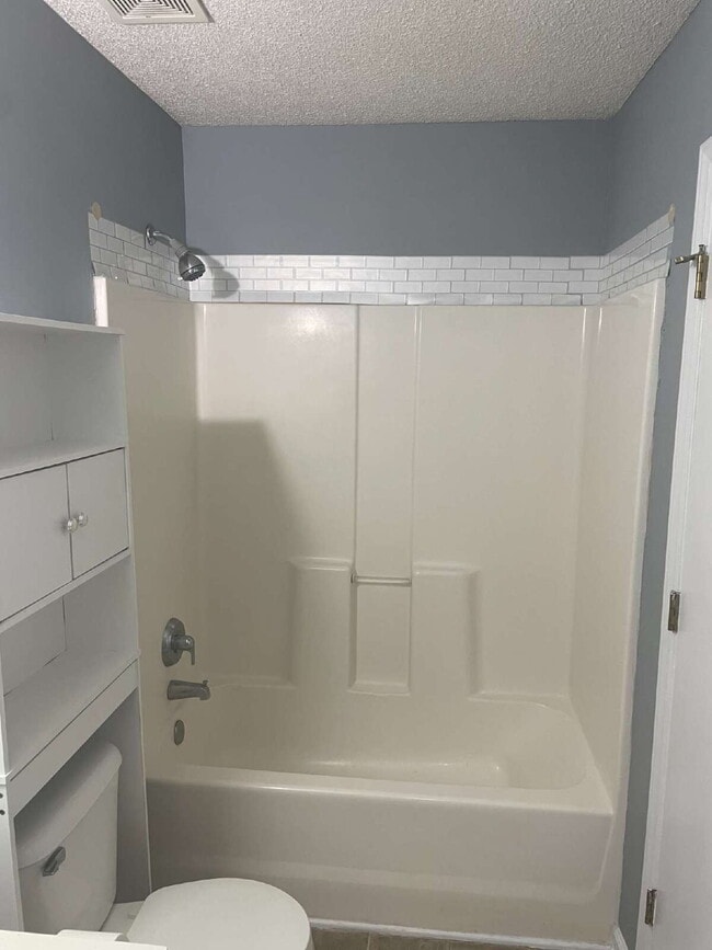 Building Photo - Two Bedroom, 1.5 Bath Townhome-201 Mesa Ln.