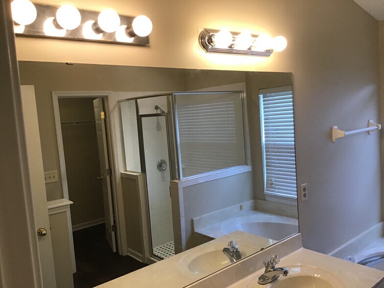 Building Photo - 1836 Northglen Cir