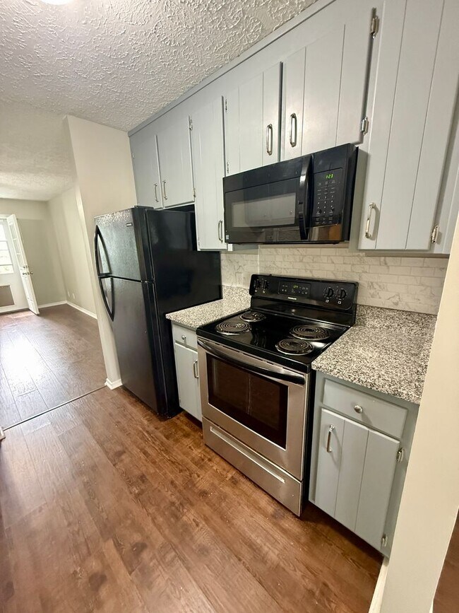 Building Photo - WOW! 2 Bedroom 2 Bath in Hermitage with Deck & Great Back Yard - Available June 1!