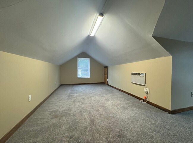 Building Photo - Large Augustana Rental Home