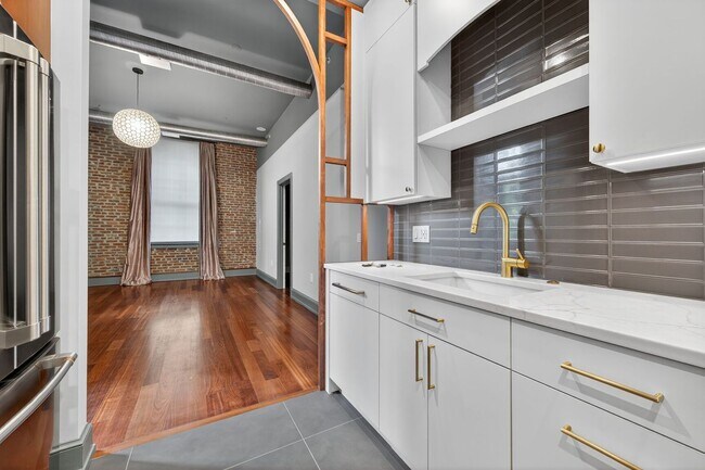 Building Photo - Available Now! High End 2 Bed 2 Bath in Lu...