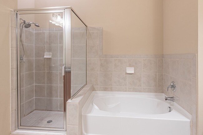Building Photo - Stunning 2-bedroom, 2-bathroom condo locat...