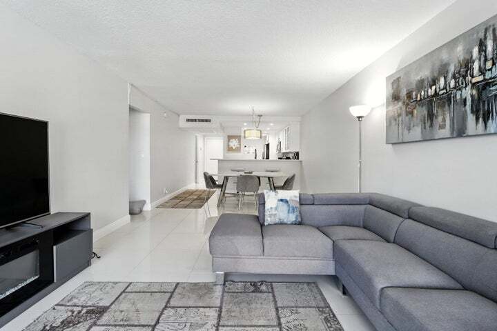 Building Photo - 6 Royal Palm Way