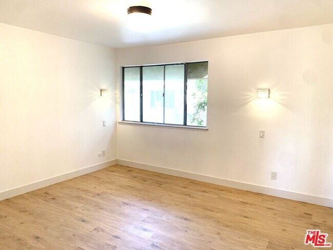 Building Photo - 11138 Aqua Vista St