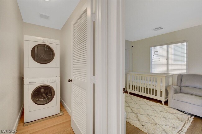 Building Photo - 9291 Hollander Ave