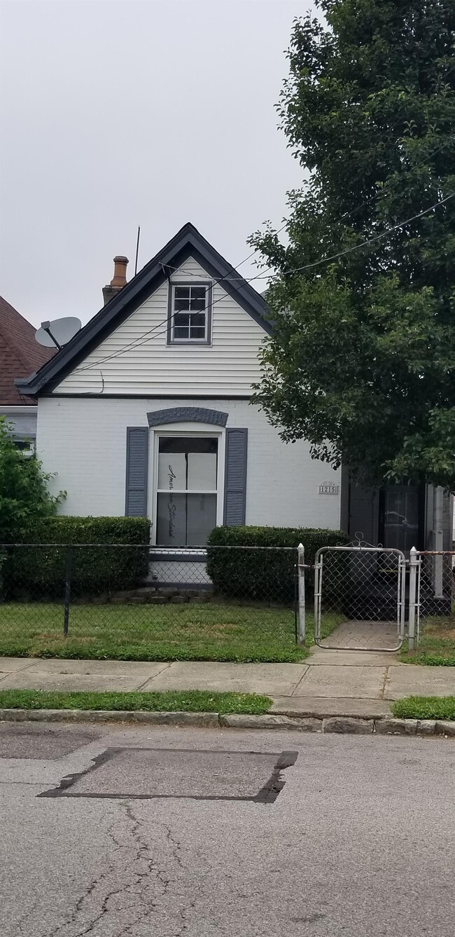 Building Photo - 1215 5th Ave