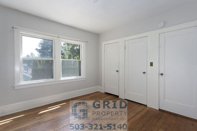 Building Photo - 4+ Bedroom, 2 Bath Craftsman Bungalow Avai...