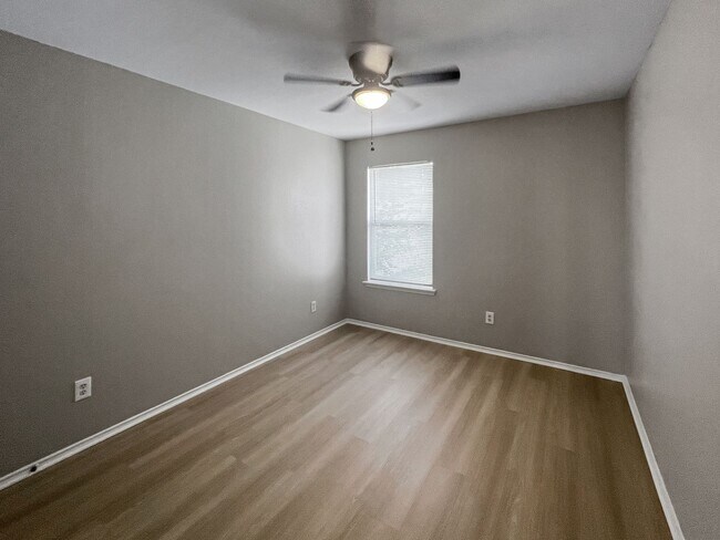 Building Photo - 2325 Kingsway Dr