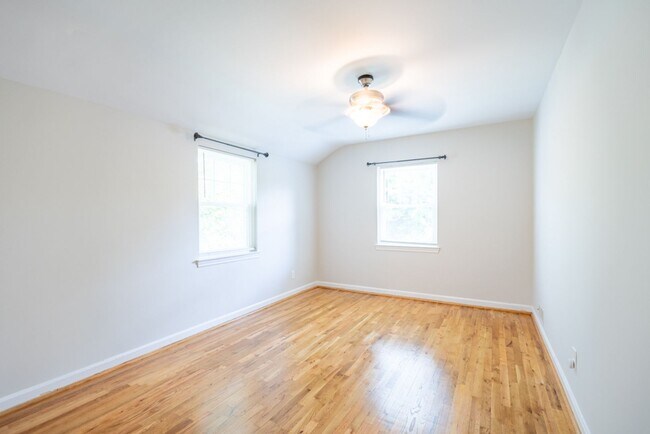 Building Photo - Charming  3 BR/1 BA Single-Family Home in ...