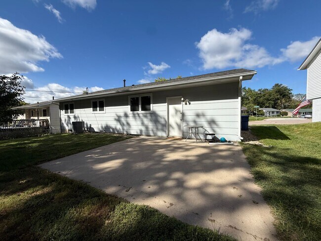 Building Photo - Charming 3 Bed, 1 Bath Home in Quiet Bette...