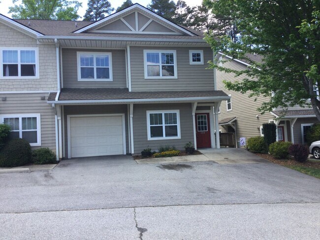 Primary Photo - 3 Bedroom Townhouse in amazing location!